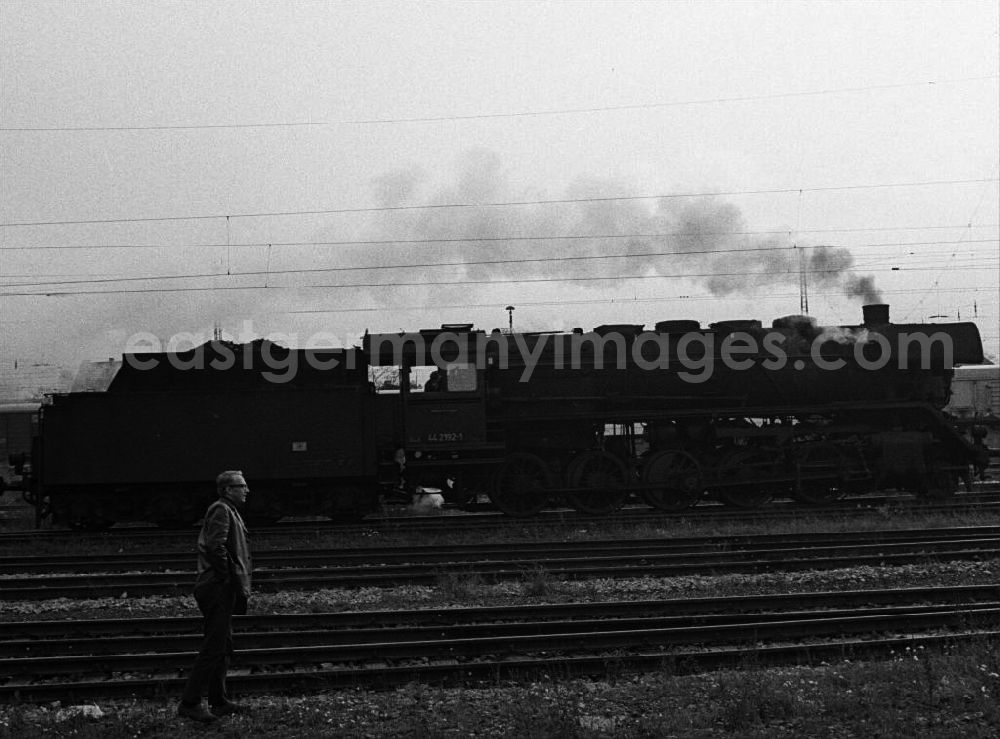 GDR photo archive: Erfurt - Dampflok (Güterzug) BR 44 mit einem Menschen im Vordergrund.