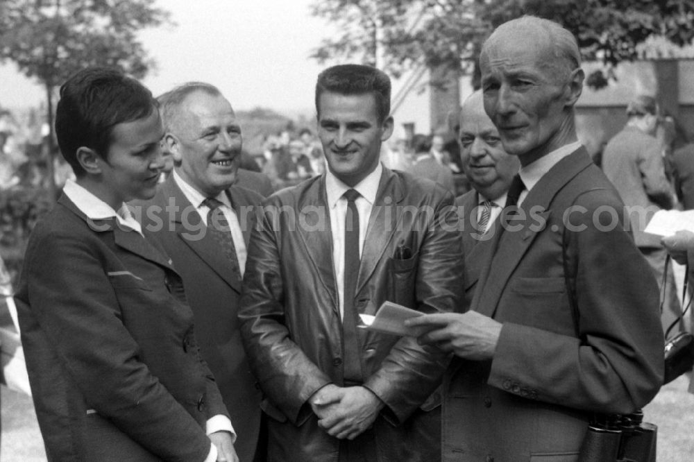 GDR image archive: Dresden - Dr. Guenter Gereke (right) talking to ski jumper Helmut Recknagel (second from right) and his wife Eva-Maria in Dresden in the state Saxony on the territory of the former GDR, German Democratic Republic