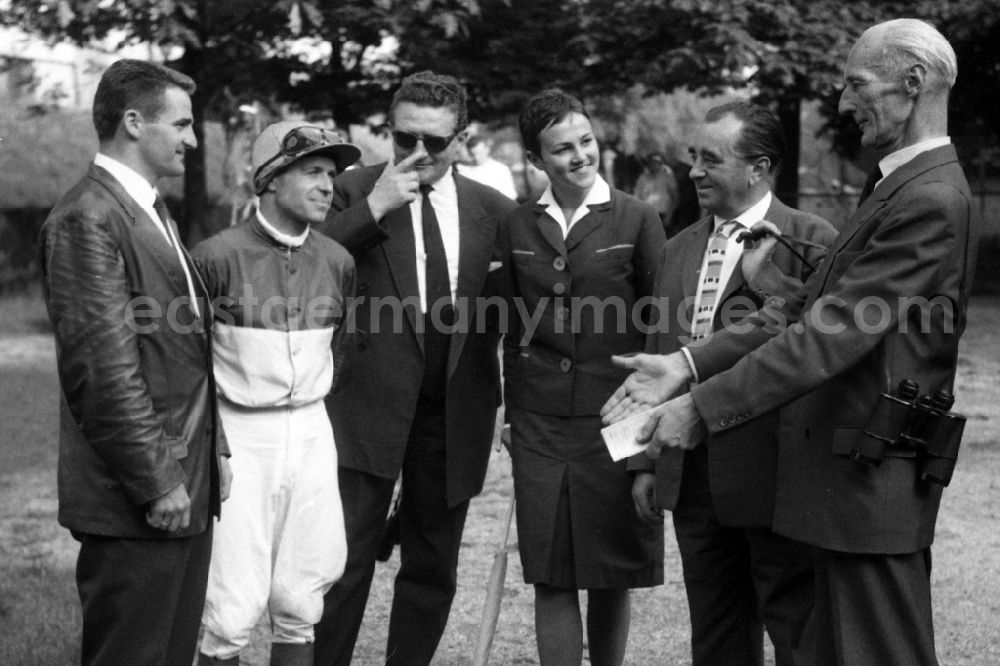 Dresden: Dr. Guenter Gereke ( right ) in conversation with ski jumper Helmut Recknagel ( left ), his wife Eva-Maria, jockey Egon Czaplewski and trainer Ewald Schneck ( second from right ) in Dresden in the state Saxony on the territory of the former GDR, German Democratic Republic