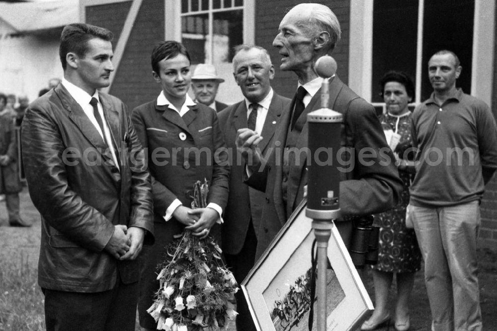 Dresden: Dr. Guenter Gereke says goodbye to ski jumper Helmut Recknagel and his wife Eva-Maria after the day of the race in Dresden in the state Saxony on the territory of the former GDR, German Democratic Republic