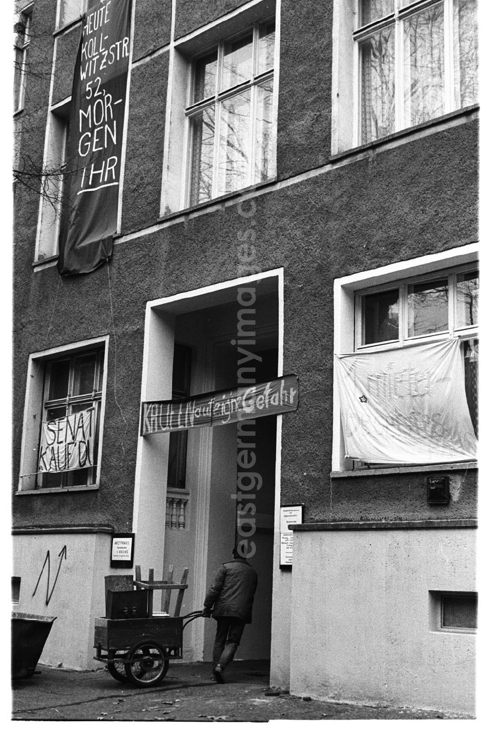 GDR photo archive: Berlin-Prenzlauer Berg - Berlin Prenzlauer Berg Besetztes Haus in der Kollwitzstraße 52 Umschlagnummer 1532 10.12.199