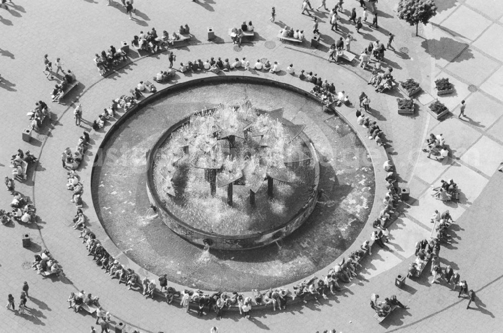 GDR image archive: Berlin - Top view of the People's Friendship Fountain on the Alexanderplatz in Berlin, the former capital of the GDR, the German Democratic Republic
