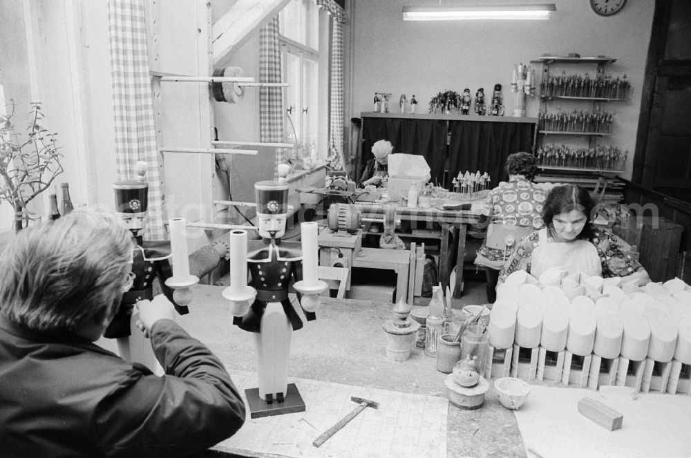 GDR image archive: Seiffen - Wood turner in the production of nut crackers in the workshops VERO in the health resort Seiffen in the federal state Saxony in the area of the former GDR, German democratic republic