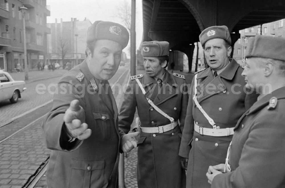 GDR image archive: Berlin - Shooting of the TV show Strassenbekanntschaften at a traffic control in Schoenhauser Allee in Berlin Eastberlin on the territory of the former GDR, German Democratic Republic