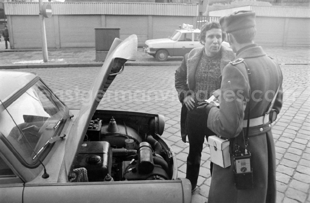 GDR photo archive: Berlin - Shooting of the TV show Strassenbekanntschaften at a traffic control in Schoenhauser Allee in Berlin Eastberlin on the territory of the former GDR, German Democratic Republic
