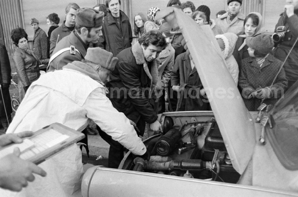 GDR picture archive: Berlin - Shooting of the TV show Strassenbekanntschaften at a traffic control in Schoenhauser Allee in Berlin Eastberlin on the territory of the former GDR, German Democratic Republic