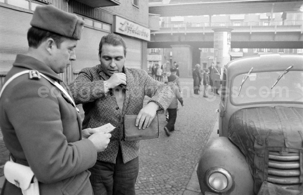 Berlin: Shooting of the TV show Strassenbekanntschaften at a traffic control in Schoenhauser Allee in Berlin Eastberlin on the territory of the former GDR, German Democratic Republic