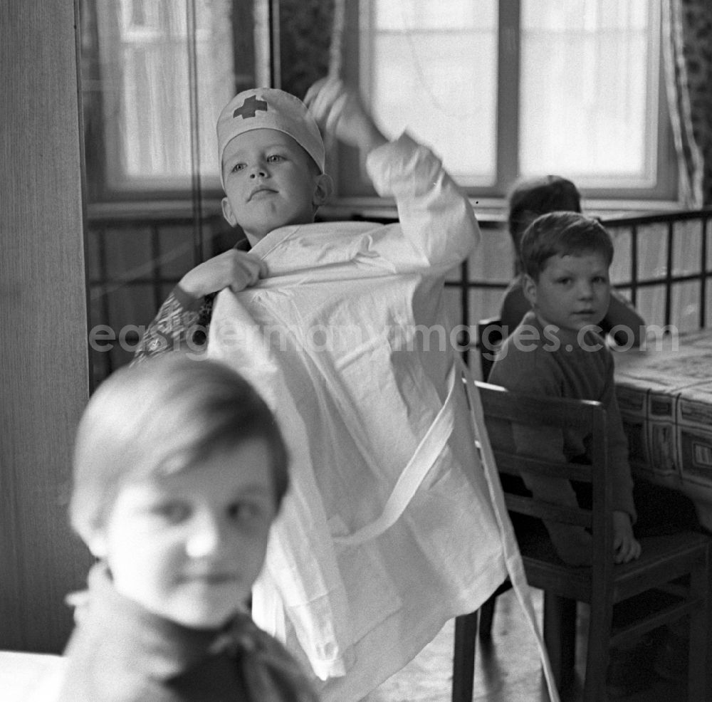 GDR image archive: Berlin - Actress Valentina Malyavina with children during the shooting of the film Ivan's Childhood in Berlin, the former capital of the GDR, German Democratic Republic