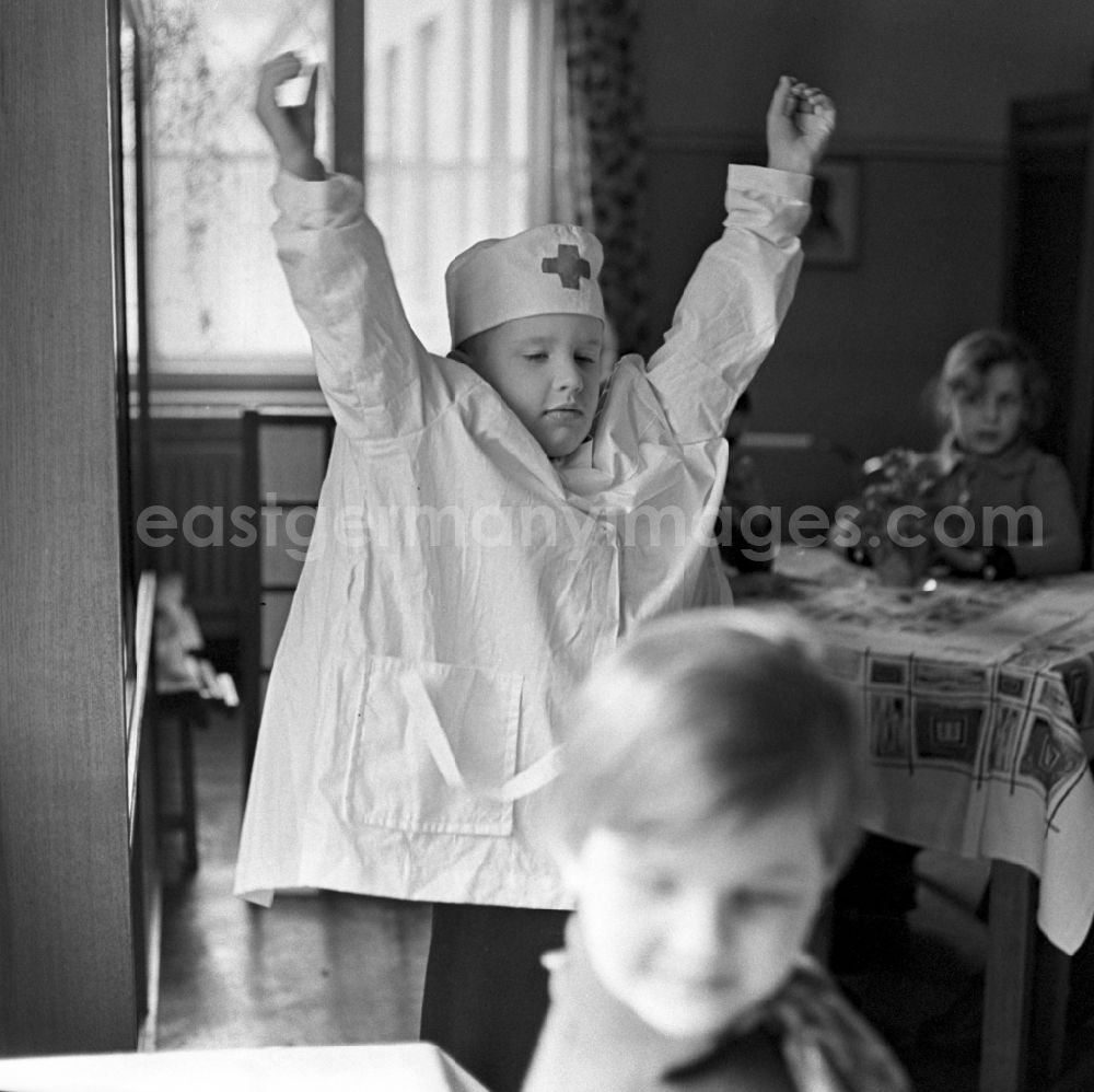 GDR photo archive: Berlin - Actress Valentina Malyavina with children during the shooting of the film Ivan's Childhood in Berlin, the former capital of the GDR, German Democratic Republic