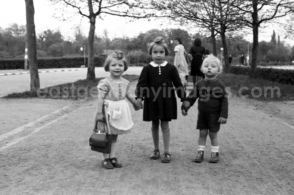 Halle (Saale): Three small children collect themselves in the hands in Halle (Saale) in the federal state Saxony-Anhalt in Germany