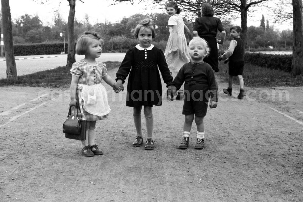 GDR image archive: Halle (Saale) - Three small children collect themselves in the hands in Halle (Saale) in the federal state Saxony-Anhalt in Germany