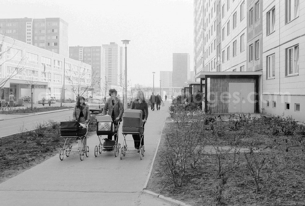 GDR picture archive: Berlin - Three mothers by baby carriage in Berlin, the former capital of the GDR, German democratic republic