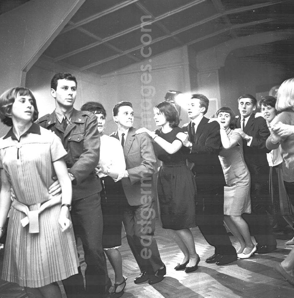 Eisenhüttenstadt: Junge Leute aus den Nachbarländern der DDR tanzen zusammen Polonaise beim 5. Dreiländertreffen Polen, CSSR, und DDR.
