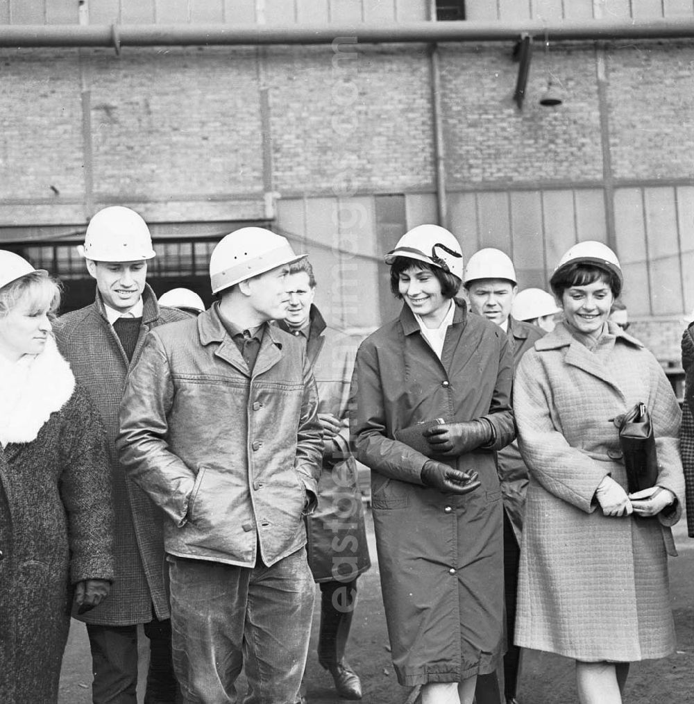 GDR image archive: Eisenhüttenstadt - Junge Leute aus den Nachbarländern der DDR im Gespräch beim 5. Dreiländertreffen Polen, CSSR, und DDR.