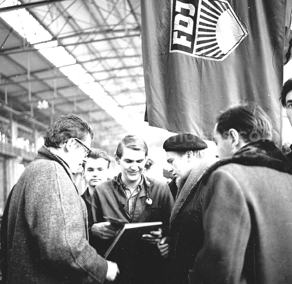 GDR picture archive: Eisenhüttenstadt - Junge Leute aus den Nachbarländern der DDR im Gespräch unter einer FDJ Fahne / Flagge beim 5. Dreiländertreffen Polen, CSSR, und DDR.