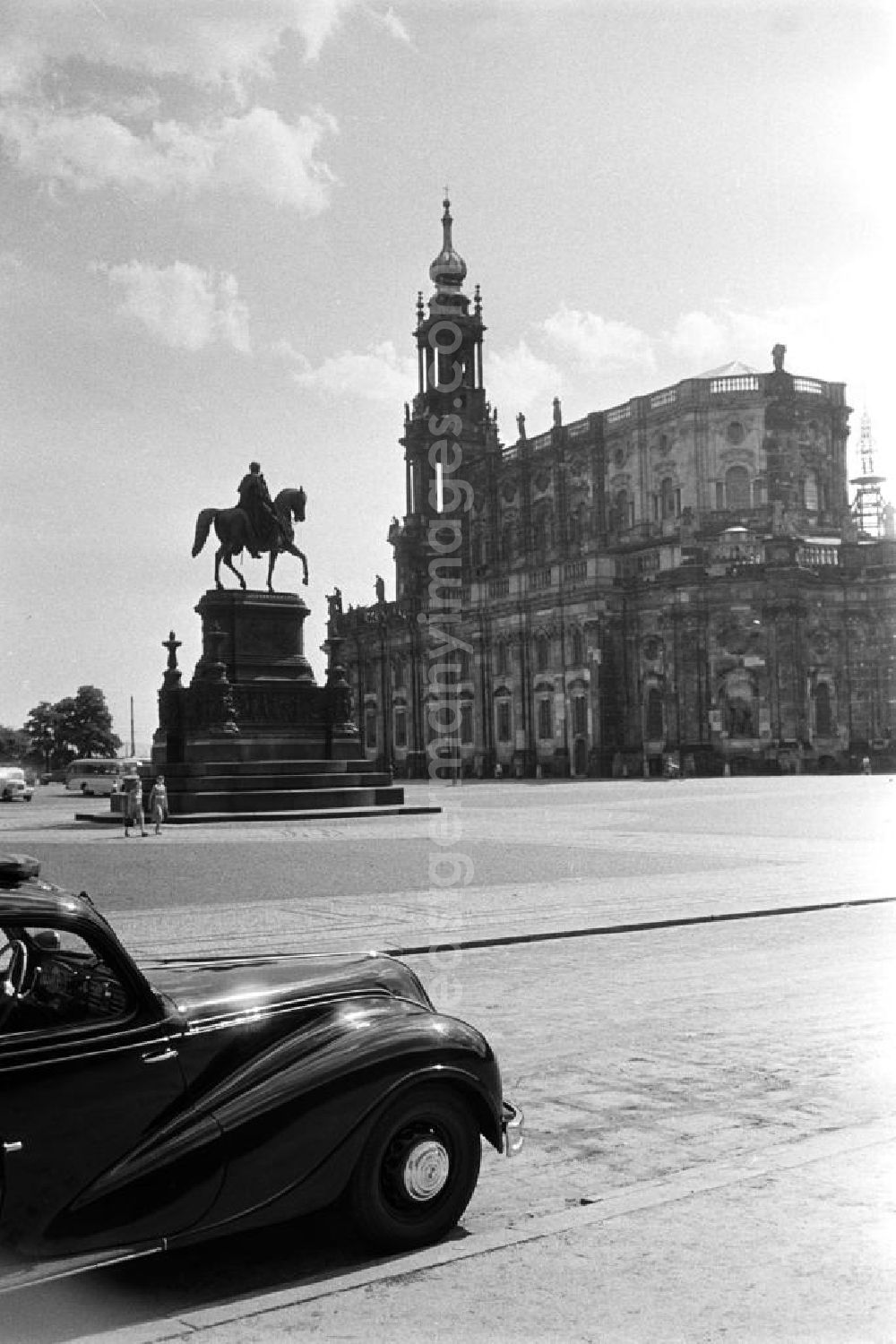 Dresden: Blick auf die Hofkirche am Theaterplatz in Dresden, davor das Reiterstandbild König Johanns. Im Zweiten Weltkrieg stark zerstört, dauerte der Wiederaufbau des historischen Bauwerks bis 1963. Ein Jahr später wurde die Hofkirche zur Kon-Kathedrale erhoben.