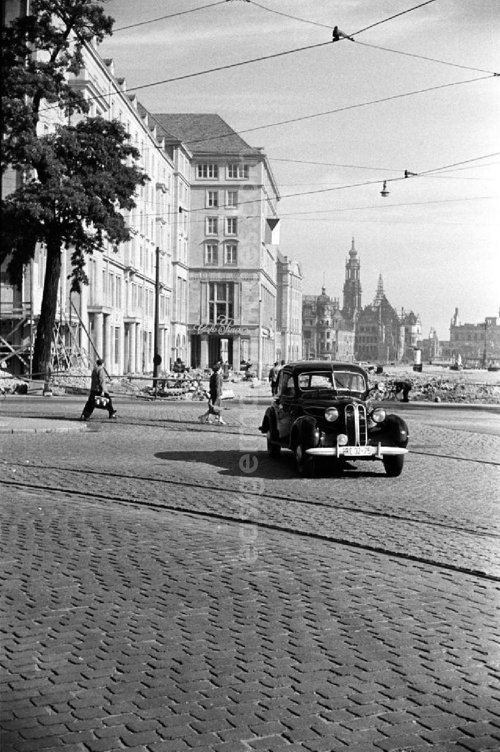 GDR photo archive: Dresden - Blick auf den Alten Markt in Dresden. 1952 wurde am Altmarkt mit dem Aufbau des neuen Zentrums begonnen. Neben Ladenflächen und Wohnungen erhielt hier auch das in der DDR beliebte Café Prag sein zu Hause. Im Hintergrund die Ruinen des Dresdner Schlosses und der Hofkirche.