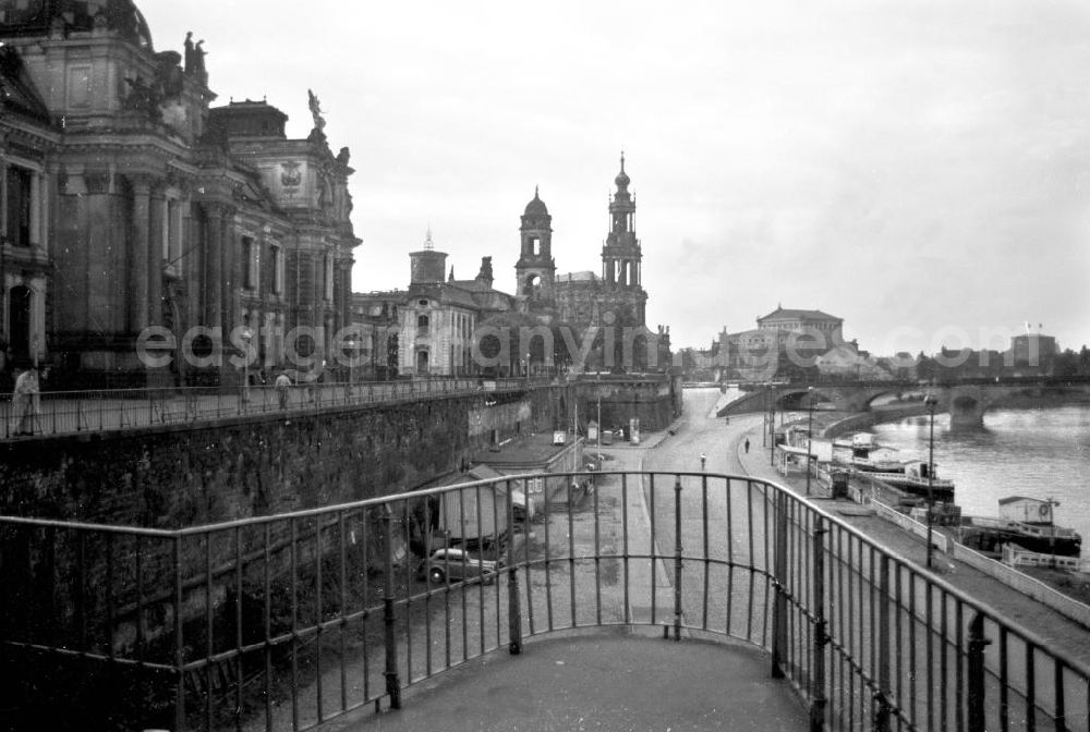 Dresden: Blick auf die Brühlsche Terrasse in Dresden und die historische Altstadt mit Hofkirche und Semperoper im Hintergrund. [Bestmögliche Bildqualität nach Vorlage]