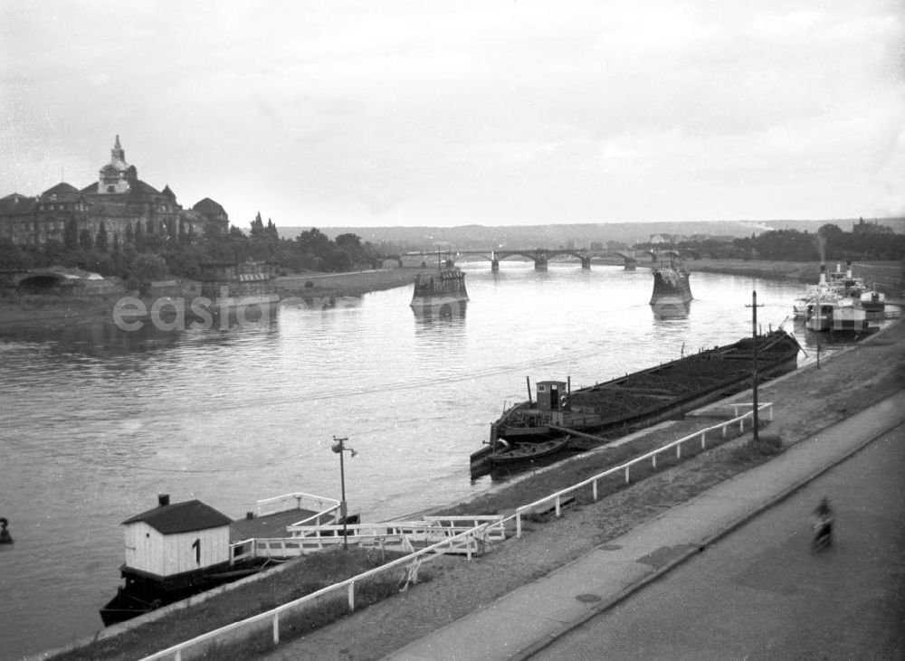 GDR photo archive: Dresden - Nur die Brückenpfeiler erinnern noch an die einstige Carolabrücke in Dresden, im Hintergrund die sächsische Staatskanzlei. Einen Tag vor dem Ende des Zweiten Weltkrieges im Mai 1945 zerstört, erfolgte der Wiederaufbau der Brücke erst Ende der 6