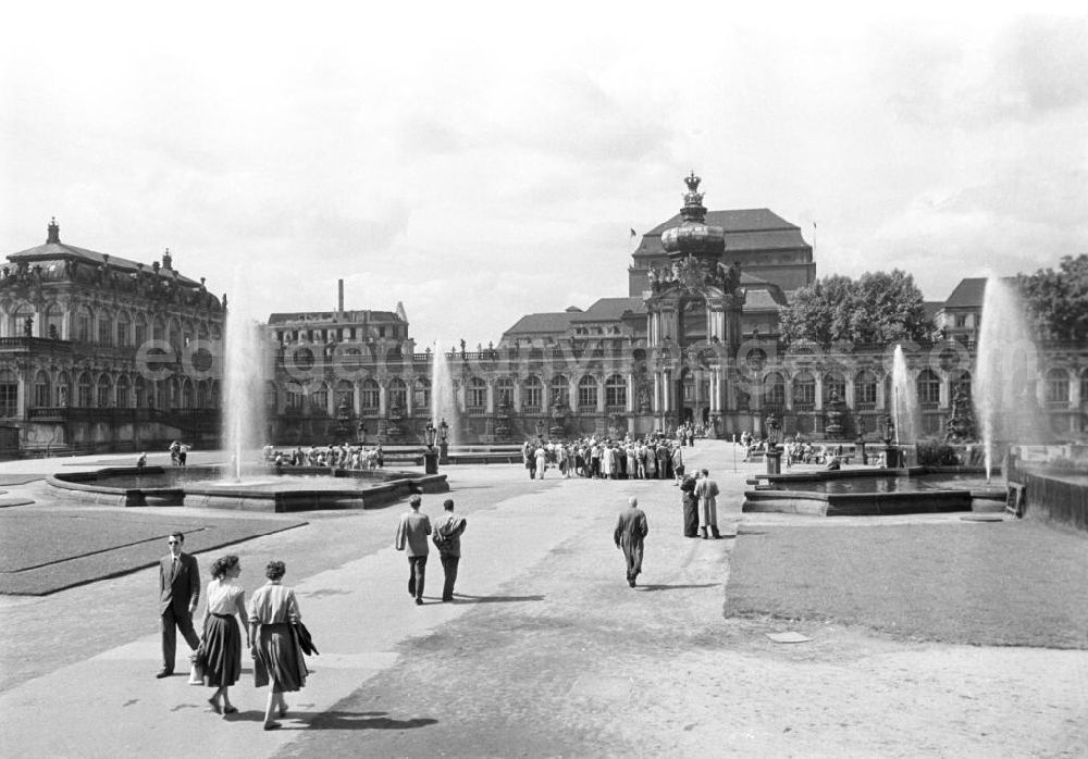 Dresden: Touristen besichtigen den Innenhof des Dresdner Zwingers, vor allem das Kronentor steht im Mittelpunkt des Interesses. Bereits nach dem Ende des Zweiten Weltkrieges war der Wiederaufbau des im Krieg stark zerstörten Zwingers beschlossen worden. 1951 war das Kronentor vollendet worden, 1963 die äußeren Bauarbeiten beendet und die historische Fassade weitgehend wiederhergestellt.