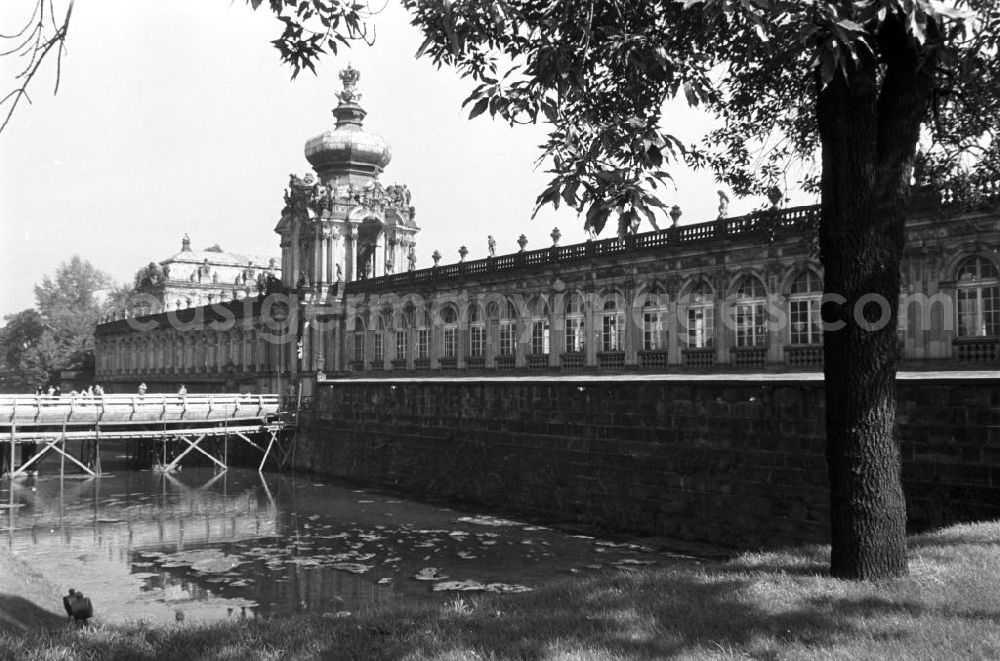 Dresden: Blick auf die Brücke über den Zwingergraben und das Kronentor des Zwingers in Dresden. Bereits nach dem Ende des Zweiten Weltkrieges war der Wiederaufbau des im Krieg stark zerstörten Zwingers beschlossen worden. 1951 war das Kronentor vollendet worden, 1963 die äußeren Bauarbeiten beendet und die historische Fassade weitgehend wiederhergestellt.