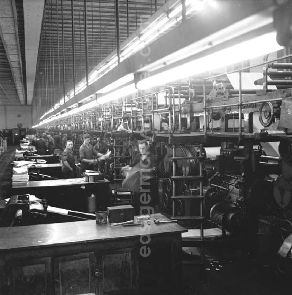 GDR image archive: Berlin-Friedrichshain - Arbeiter stehen an Rotationsdruckmaschine / Druckmaschine und begutachten die aktuelle Ausgabe der Zeitung ND Neues Deutschland.