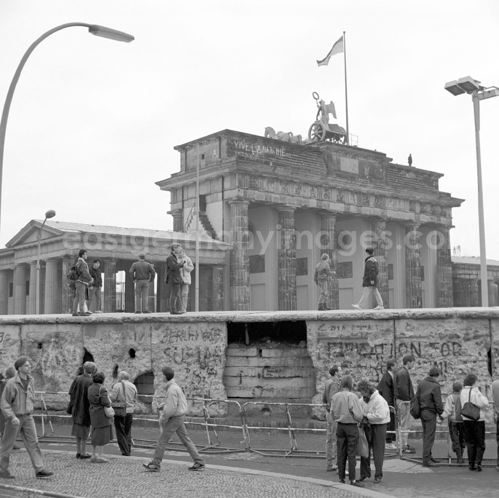 GDR photo archive: Berlin - By wallpeckers drawn remains of walls in front of the Brandenburg Gate in Berlin