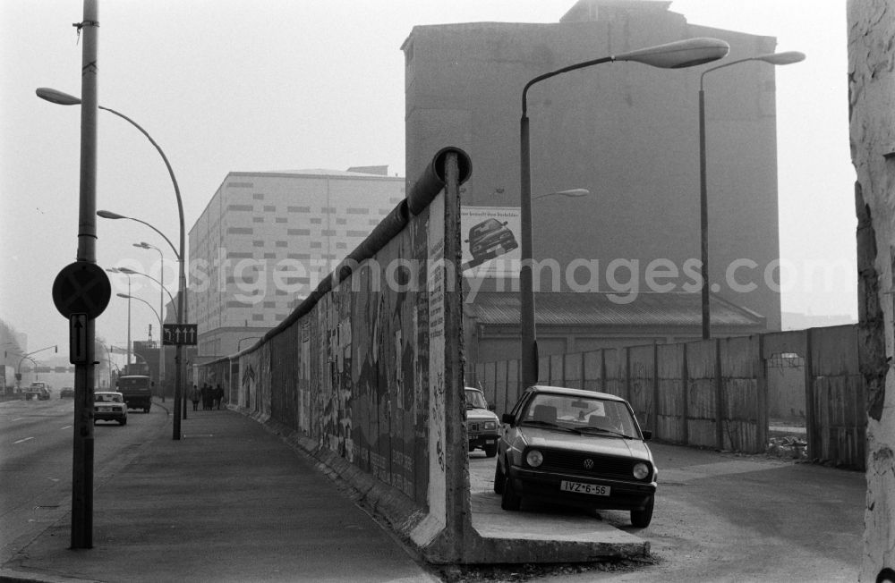 GDR picture archive: Berlin - East Side Gallery and view of the Speicher (Muehlenspeicher) and buildings of the Osthafen in Berlin - Friedrichshain on the Muehlenstrasse in Berlin - Friedrichshain, the former capital of the GDR, German Democratic Republic