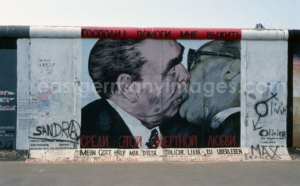 GDR photo archive: Berlin - Friedrichshain - Picture of the contemporary Russian painter Dmitri Vrubel, Brother Kiss. He became known worldwide through his painting My God, help me to survive this deadly love at the Berlin Wall, the brotherly kiss between Leonid Brezhnev and Erich Honecker