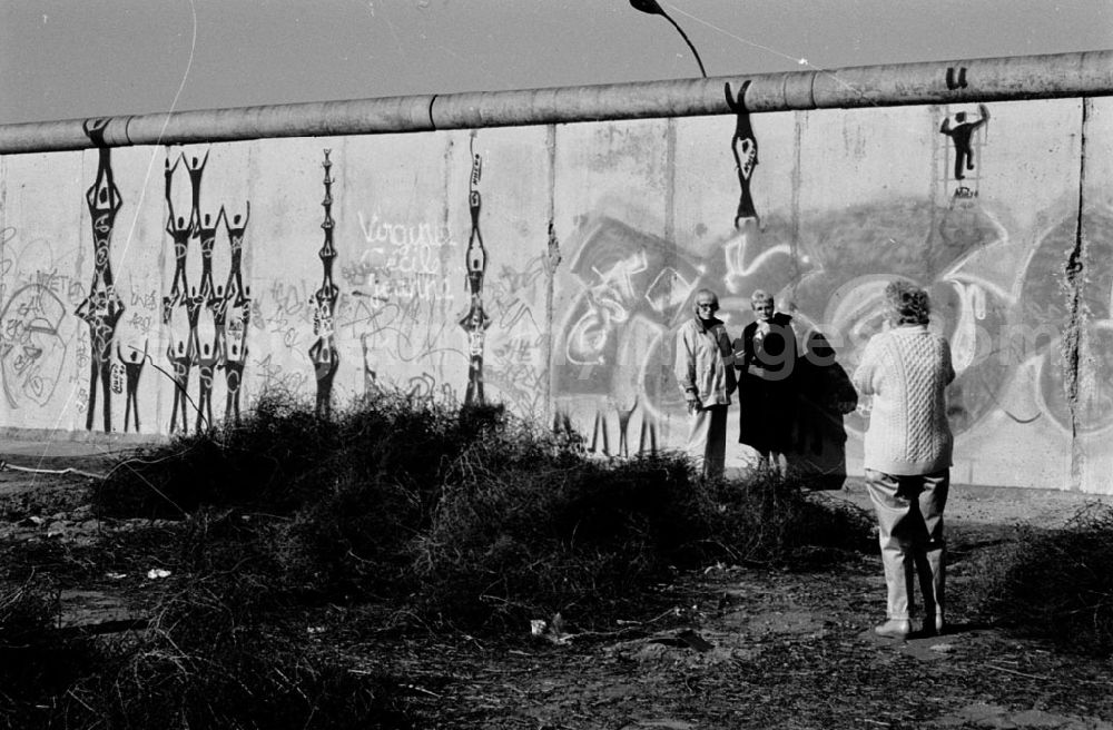 GDR photo archive: BERLIN - Friedrichshain - East side gallery - Rückseite an der Spree in Berlin - Friedrichshain Umschlagnummer: 7316