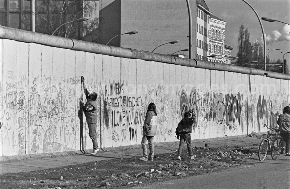 GDR picture archive: BERLIN - Friedrichshain - East side gallery - Rückseite an der Spree in Berlin - Friedrichshain Umschlagnummer: 7316