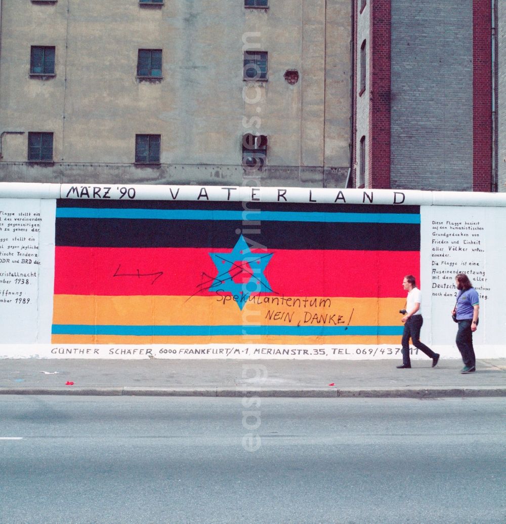 GDR picture archive: Berlin - Picture of the painter Guenther Schaefer Fatherland. The mural, showing a Star of David in the light of the Germany flag in Berlin, the former capital of the GDR, German Democratic Republic