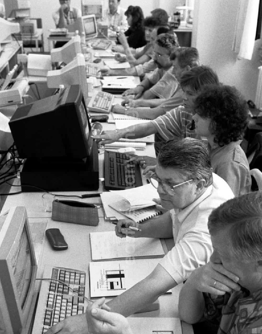 GDR picture archive: Berlin - Berlin 31.08.92 Teilnehmer bei EDV-Weiterbildung sitzen vor Computern. Die Maßnahme wird duch das MIBEG Institut für Weiterbildung GmbH durchgeführt. Adresse: Hessische Strasse 10, 10115 Berlin, Tel. 030 293457-