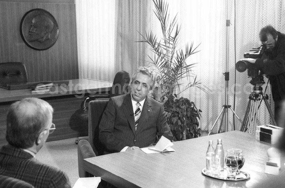 GDR photo archive: Berlin - Egon Krenz (rechts), letzter SED-Generalsekretär und Staatsratsvorsitzender der DDR, und Fritz Pleitgen (links, Rückansicht), damaliger WDR-Chefredakteur, beim Interview.