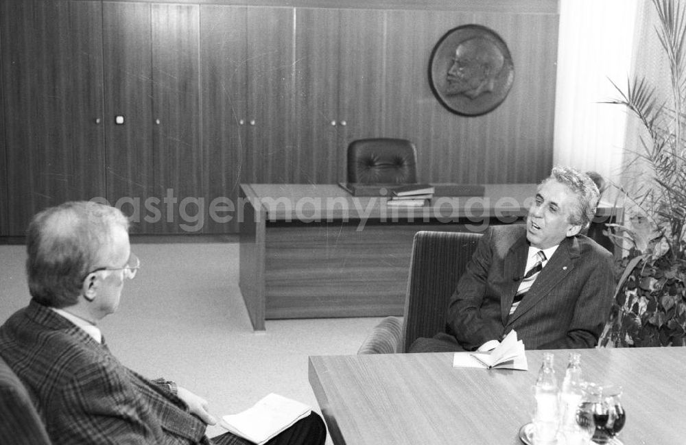 GDR picture archive: Berlin - Egon Krenz (rechts), letzter SED-Generalsekretär und Staatsratsvorsitzender der DDR, und Fritz Pleitgen (links, Rückansicht), damaliger WDR-Chefredakteur, beim Interview.