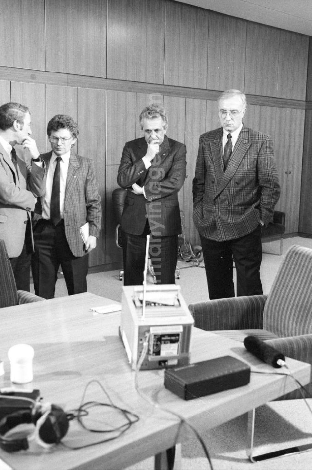 Berlin: Egon Krenz (2.v.r.), letzter SED-Generalsekretär und Staatsratsvorsitzender der DDR, und Fritz Pleitgen (r), damaliger WDR-Chefredakteur, sichten das Bildmaterial vom gerade durchgeführten Interview.