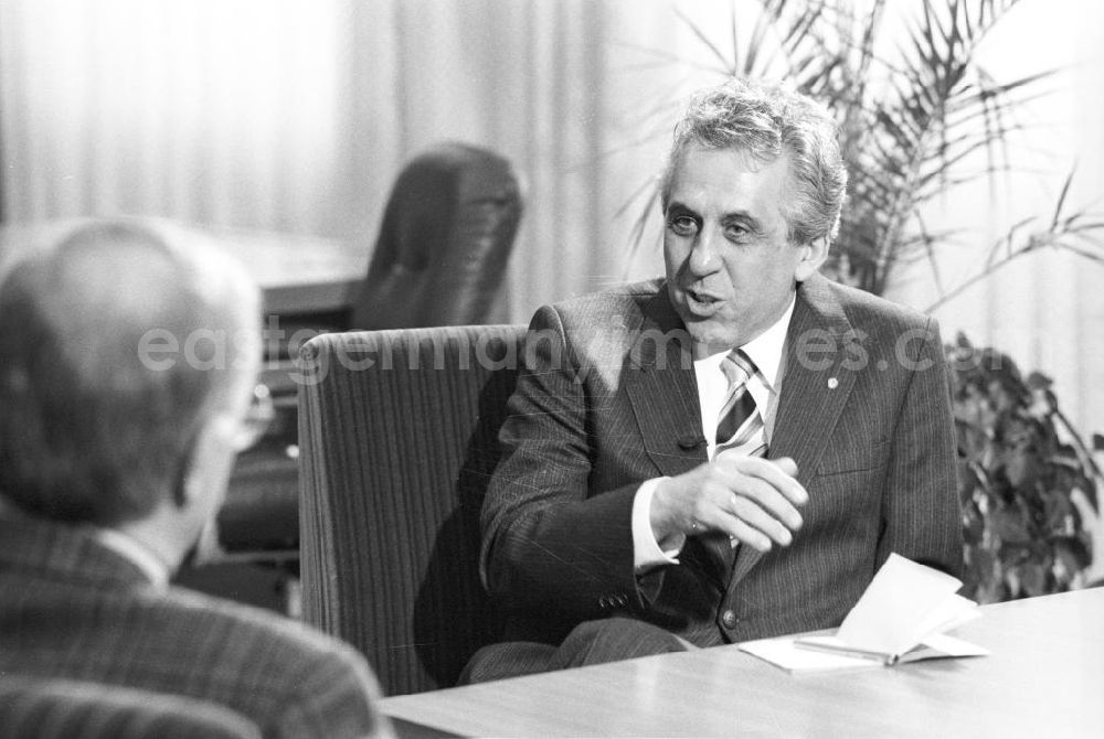 GDR photo archive: Berlin - Egon Krenz (rechts), letzter SED-Generalsekretär und Staatsratsvorsitzender der DDR, und Fritz Pleitgen (links, Rückansicht), damaliger WDR-Chefredakteur, beim Interview.