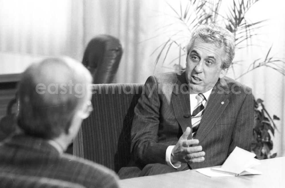GDR picture archive: Berlin - Egon Krenz (rechts), letzter SED-Generalsekretär und Staatsratsvorsitzender der DDR, und Fritz Pleitgen (links, Rückansicht), damaliger WDR-Chefredakteur, beim Interview.