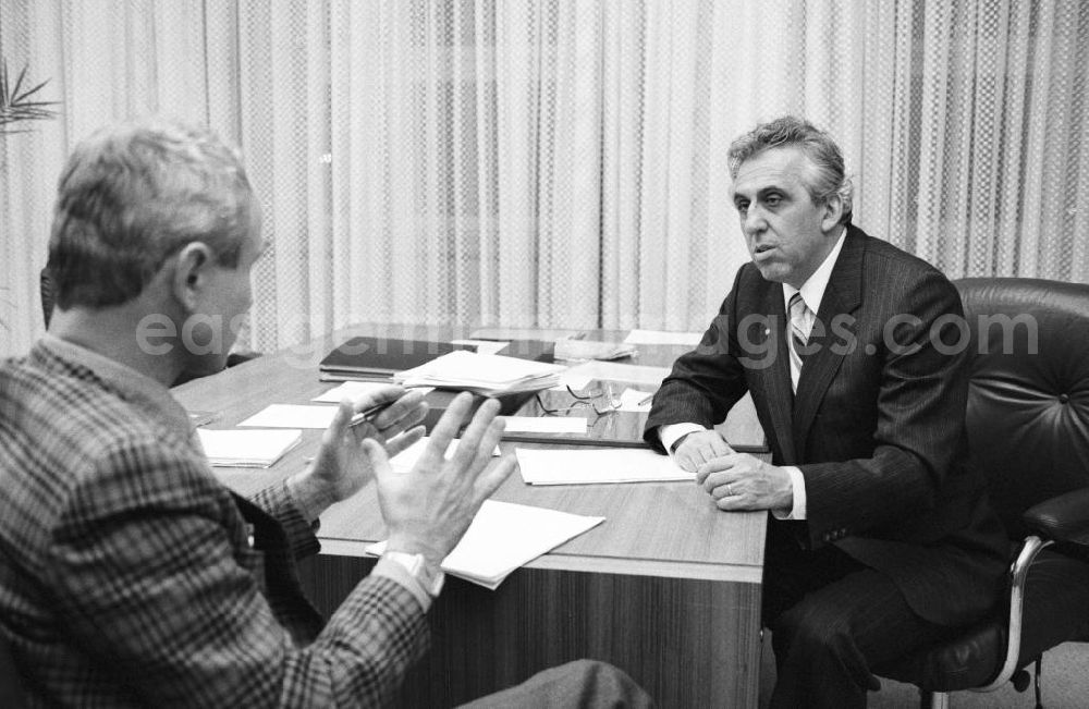 GDR image archive: Berlin - Egon Krenz (rechts), letzter SED-Generalsekretär und Staatsratsvorsitzender der DDR, und Wolfgang Spickermann, damaliger ND-Chefredakteur, (links, Rückansicht), beim Interview.