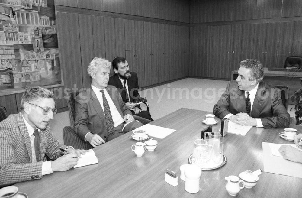 GDR picture archive: Berlin - Egon Krenz (rechts), letzter SED-Generalsekretär und Staatsratsvorsitzender der DDR, beim Interview mit Redakteuren der Financial Times Großbritannien.