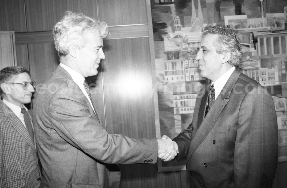 Berlin: Egon Krenz (rechts), letzter SED-Generalsekretär und Staatsratsvorsitzender der DDR, verabschiedet Redakteur der Financial Times Großbritannien nach dem Interview.