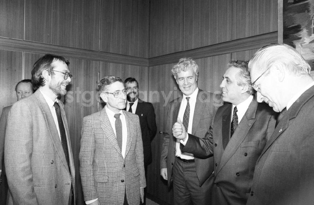 GDR image archive: Berlin - Egon Krenz (rechts), letzter SED-Generalsekretär und Staatsratsvorsitzender der DDR, im Gespräch mit Redakteuren der Financial Times Großbritannien nach dem Interview.
