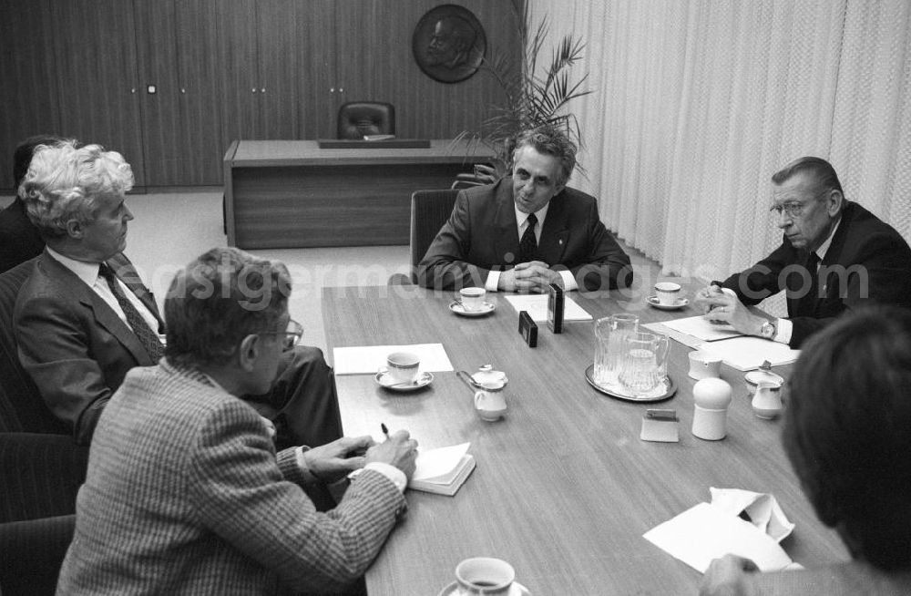 GDR photo archive: Berlin - Egon Krenz (mitte), letzter SED-Generalsekretär und Staatsratsvorsitzender der DDR, beim Interview mit Redakteuren der Financial Times Großbritannien.