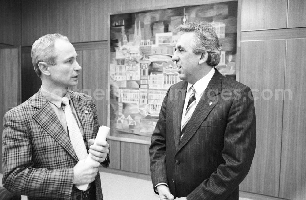 GDR photo archive: Berlin - Egon Krenz (rechts), letzter SED-Generalsekretär und Staatsratsvorsitzender der DDR, und Wolfgang Spickermann, damaliger ND-Chefredakteur, (links), im Gespräch nach einem Interview.