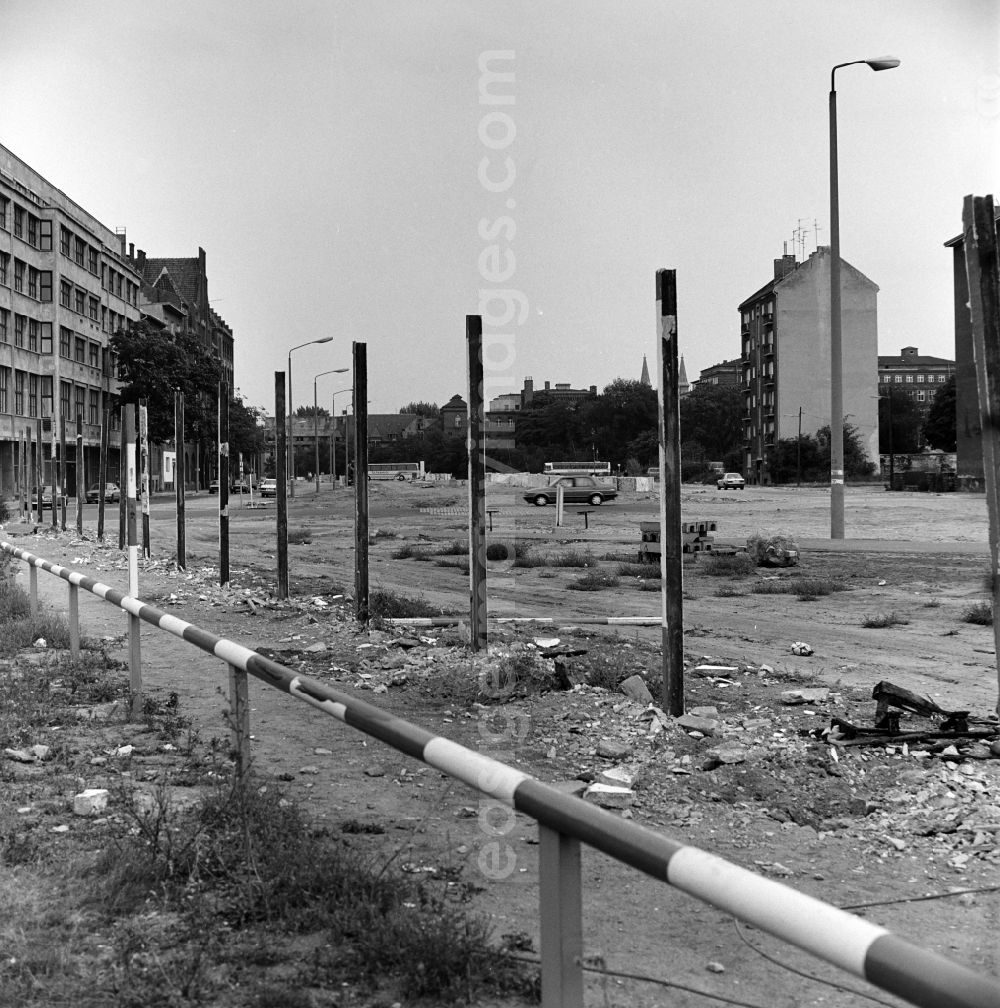 GDR photo archive: Berlin - Former part of the Berlin Wall on the Michaelkirchplatz between Berlin - Kreuzberg and Berlin - Mitte, view to the Engeldamm and Bethaniendamm
