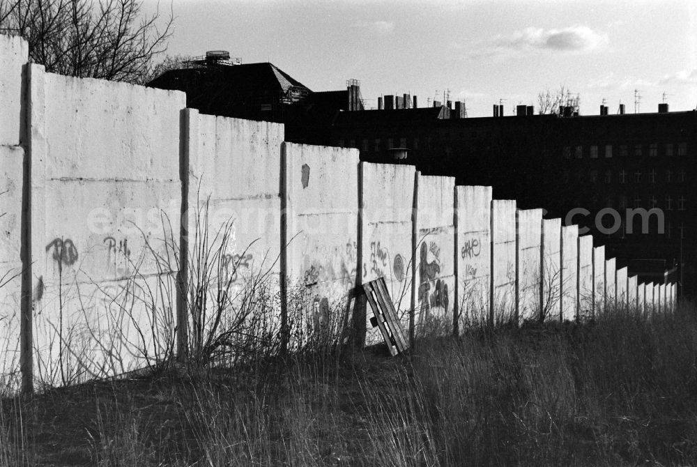 GDR photo archive: Berlin - Former course of the Berlin Wall at the Friedrich-Ludwig-Jahn-Sportpark (also Jahnsportpark, Jahn-Sportpark, Jahnstadion or Cantianstadion) in Berlin - Prenzlauer Berg, the former capital of the GDR, German Democratic Republic