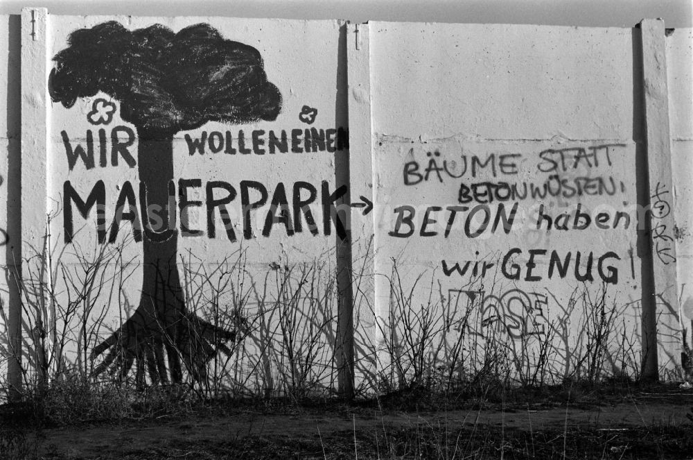 GDR picture archive: Berlin - The slogan We want a Mauerpark. Trees instead of concrete deserts! Concrete we have enough! stands on a former piece of the wall at the Friedrich-Ludwig-Jahn-Sportpark (also Jahnsportpark, Jahn-Sportpark, Jahnstadion or Cantianstadion) in Berlin - Prenzlauer Berg, the former capital of the GDR, German Democratic Republic