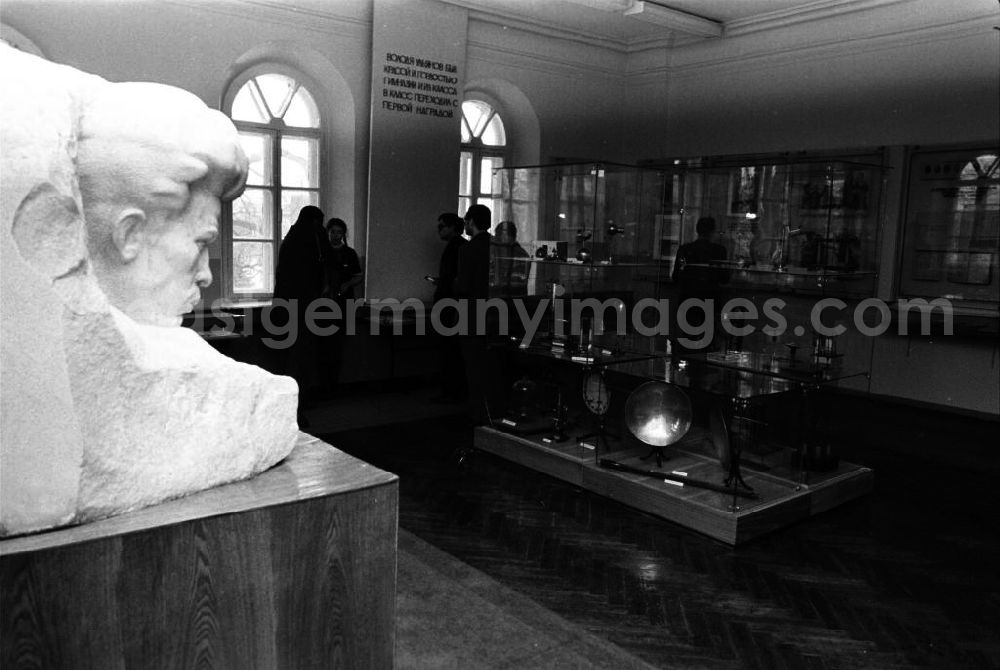 GDR picture archive: Uljanowsk - Das Lenin Museum in Simbirsker ehemaligen Knabengymnasium. Hier 1879-1887 lernte W. I. Uljanow/Lenin. (