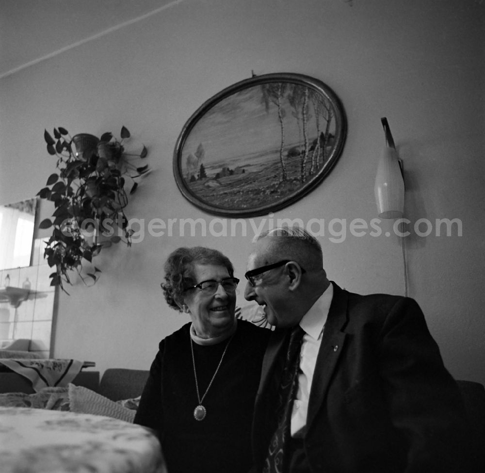 GDR photo archive: Leipzig - A married couple in the Andersen-Nexoe-Heim in Leipzig in the federal state of Saxony on the territory of the former GDR, German Democratic Republic