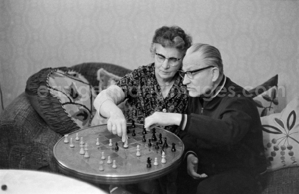 Unterbreizbach: An old married couple playing chess in Unterbreizbach in the state Thuringia on the territory of the former GDR, German Democratic Republic
